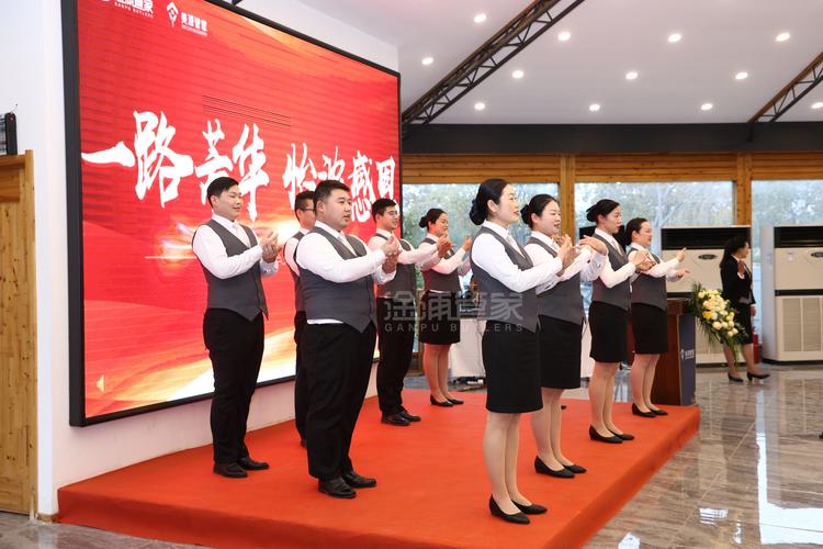 他们精心准备了管家礼仪形象展示和手语舞蹈,呈现给老师及现场的所有